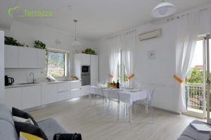 Sala de estar con cocineta a La Terrazza Family Holidays - Sorrento Coast